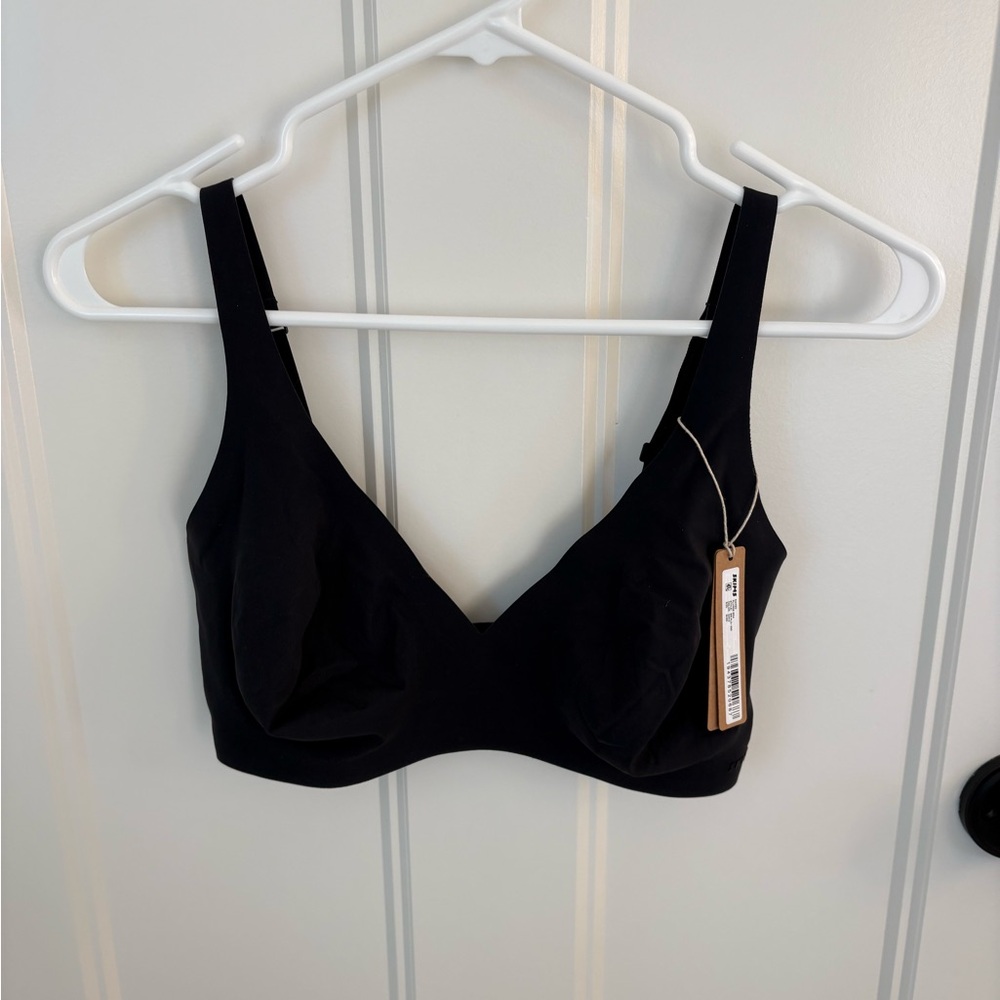 NWT Skims Naked Plunge Bra